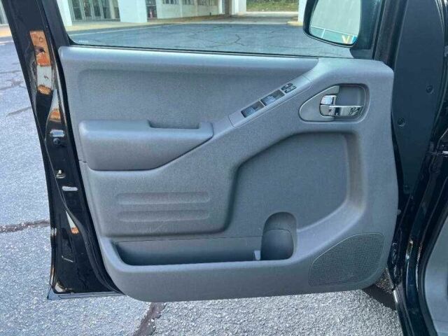 Черный Ниссан Фронтиер, объемом двигателя 2.5 л и пробегом 73 тыс. км за 4800 $, фото 7 на Automoto.ua