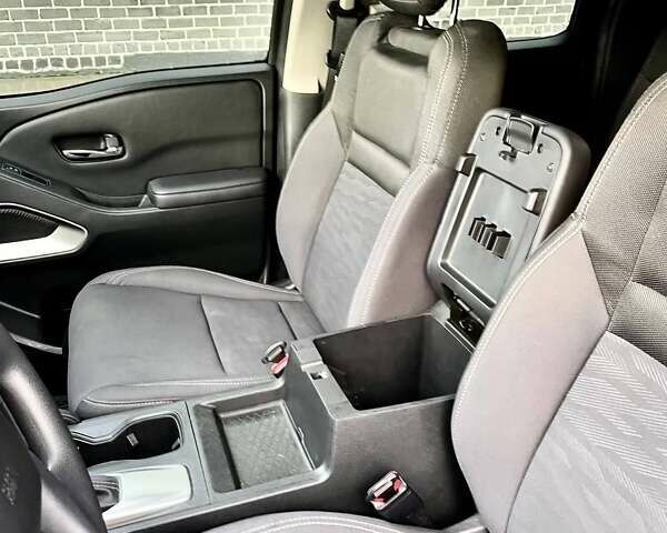 Черный Ниссан Фронтиер, объемом двигателя 3.8 л и пробегом 53 тыс. км за 26000 $, фото 7 на Automoto.ua