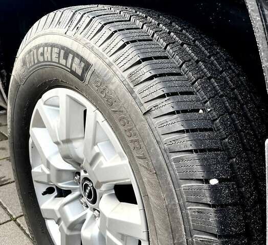 Черный Ниссан Фронтиер, объемом двигателя 3.8 л и пробегом 53 тыс. км за 26000 $, фото 5 на Automoto.ua