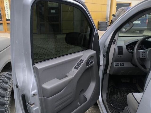 Серый Ниссан Фронтиер, объемом двигателя 4.2 л и пробегом 74 тыс. км за 12000 $, фото 7 на Automoto.ua