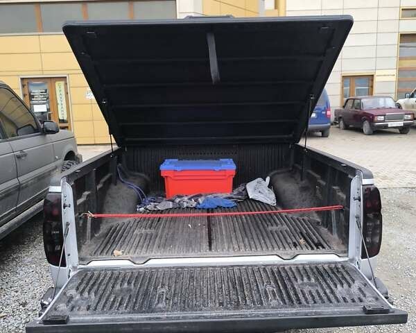 Серый Ниссан Фронтиер, объемом двигателя 4 л и пробегом 74 тыс. км за 12000 $, фото 4 на Automoto.ua