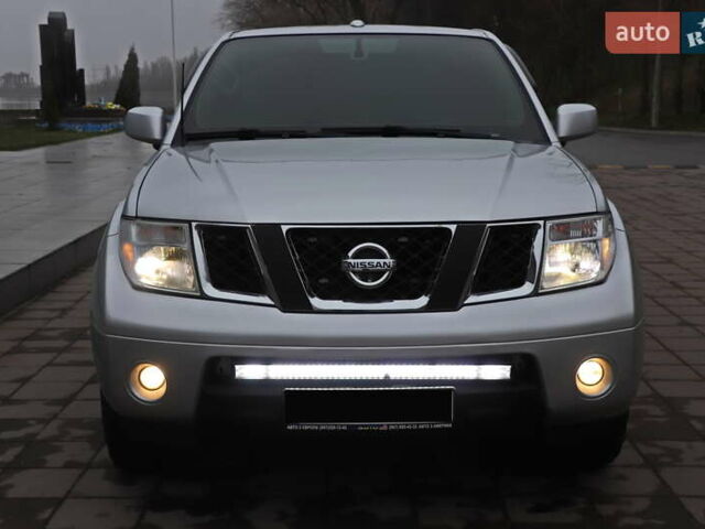 Серый Ниссан Фронтиер, объемом двигателя 4 л и пробегом 122 тыс. км за 17999 $, фото 1 на Automoto.ua