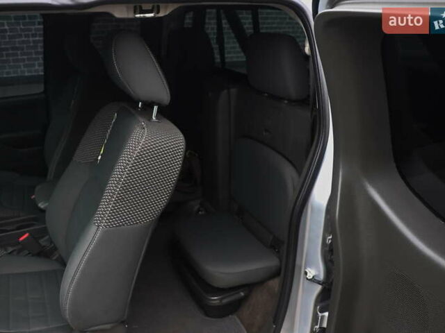 Серый Ниссан Фронтиер, объемом двигателя 4 л и пробегом 122 тыс. км за 17999 $, фото 16 на Automoto.ua