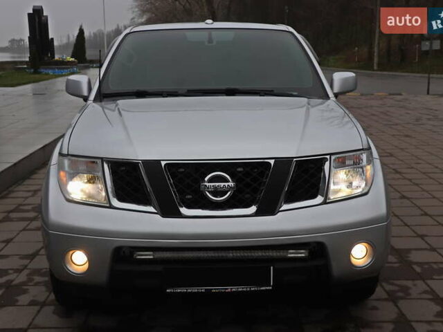 Серый Ниссан Фронтиер, объемом двигателя 4 л и пробегом 122 тыс. км за 17999 $, фото 2 на Automoto.ua