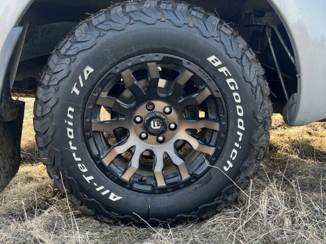 Серый Ниссан Фронтиер, объемом двигателя 4 л и пробегом 117 тыс. км за 19000 $, фото 4 на Automoto.ua