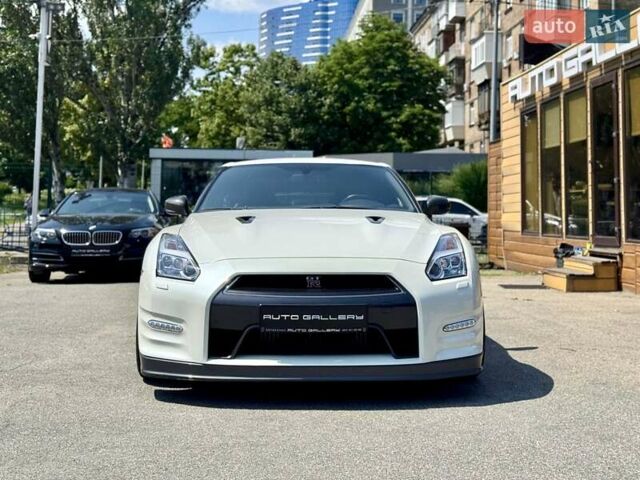 Белый Ниссан ГТ-Р, объемом двигателя 3.8 л и пробегом 40 тыс. км за 71000 $, фото 6 на Automoto.ua