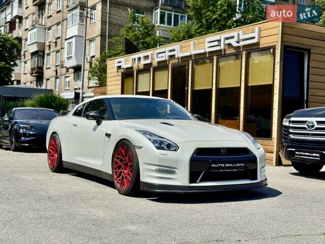 Белый Ниссан ГТ-Р, объемом двигателя 3.8 л и пробегом 40 тыс. км за 71000 $, фото 2 на Automoto.ua