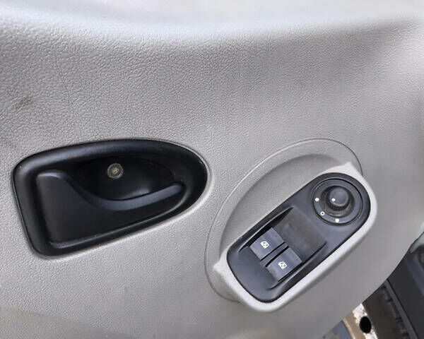 Серый Ниссан Интерстар, объемом двигателя 2.5 л и пробегом 424 тыс. км за 4700 $, фото 20 на Automoto.ua