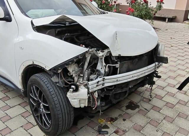 Белый Ниссан Жук, объемом двигателя 1.6 л и пробегом 90 тыс. км за 6500 $, фото 2 на Automoto.ua