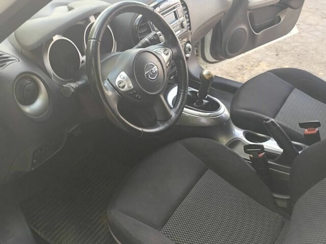 Белый Ниссан Жук, объемом двигателя 1.6 л и пробегом 40 тыс. км за 11500 $, фото 12 на Automoto.ua