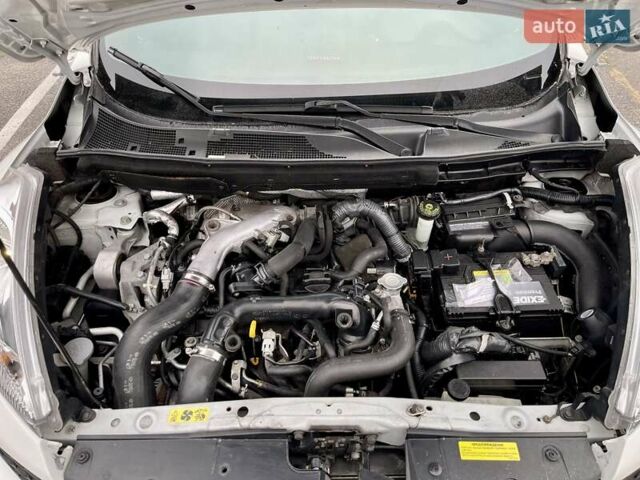 Белый Ниссан Жук, объемом двигателя 1.6 л и пробегом 165 тыс. км за 9500 $, фото 9 на Automoto.ua