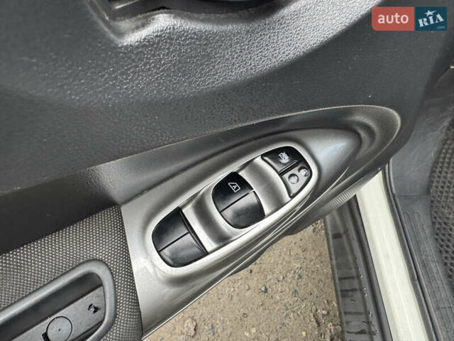 Белый Ниссан Жук, объемом двигателя 1.6 л и пробегом 145 тыс. км за 9700 $, фото 28 на Automoto.ua