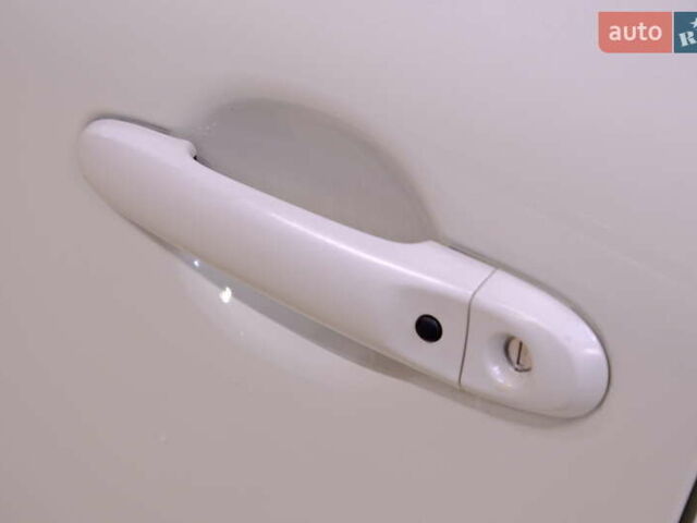 Белый Ниссан Жук, объемом двигателя 1.6 л и пробегом 176 тыс. км за 8900 $, фото 16 на Automoto.ua