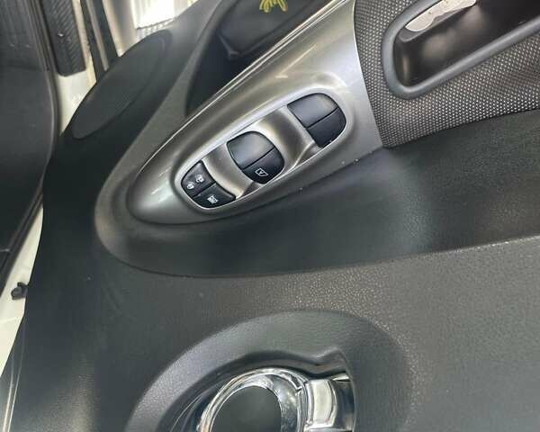 Білий Ніссан Жук, об'ємом двигуна 1.6 л та пробігом 110 тис. км за 10000 $, фото 9 на Automoto.ua