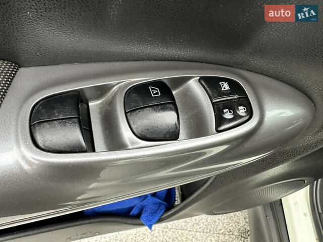 Белый Ниссан Жук, объемом двигателя 1.6 л и пробегом 265 тыс. км за 8900 $, фото 18 на Automoto.ua