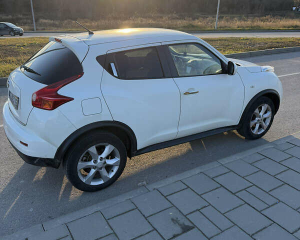 Белый Ниссан Жук, объемом двигателя 1.6 л и пробегом 151 тыс. км за 9450 $, фото 3 на Automoto.ua