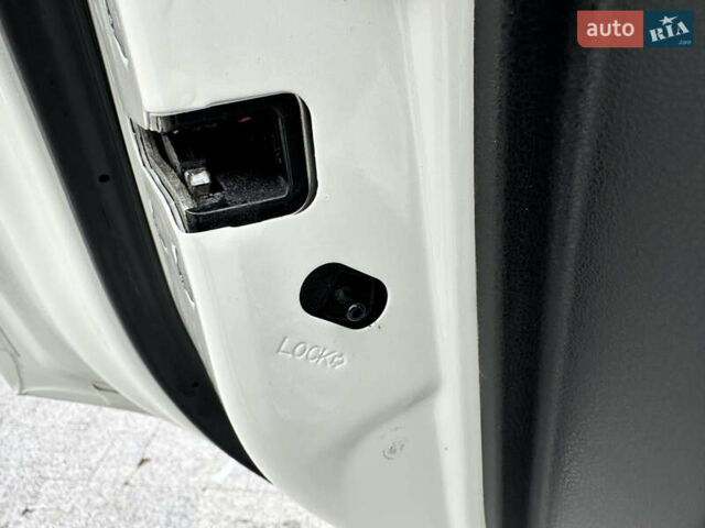 Белый Ниссан Жук, объемом двигателя 1.6 л и пробегом 265 тыс. км за 8900 $, фото 24 на Automoto.ua