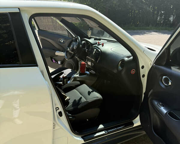 Белый Ниссан Жук, объемом двигателя 1.6 л и пробегом 217 тыс. км за 9600 $, фото 7 на Automoto.ua