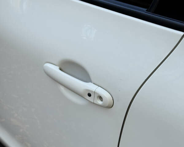 Белый Ниссан Жук, объемом двигателя 1.62 л и пробегом 126 тыс. км за 10999 $, фото 16 на Automoto.ua