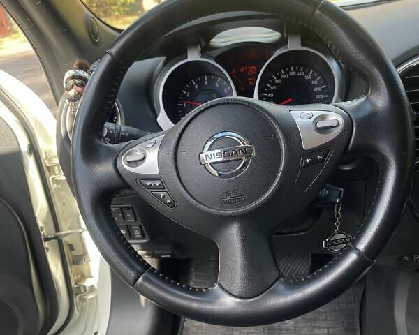 Белый Ниссан Жук, объемом двигателя 1.6 л и пробегом 128 тыс. км за 10000 $, фото 4 на Automoto.ua