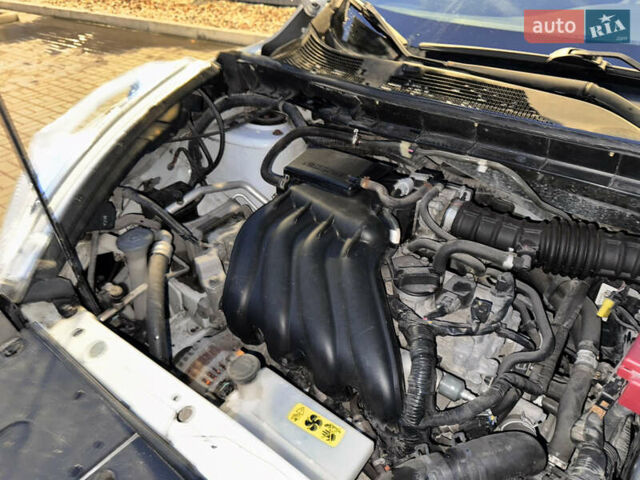 Белый Ниссан Жук, объемом двигателя 1.6 л и пробегом 165 тыс. км за 10700 $, фото 10 на Automoto.ua