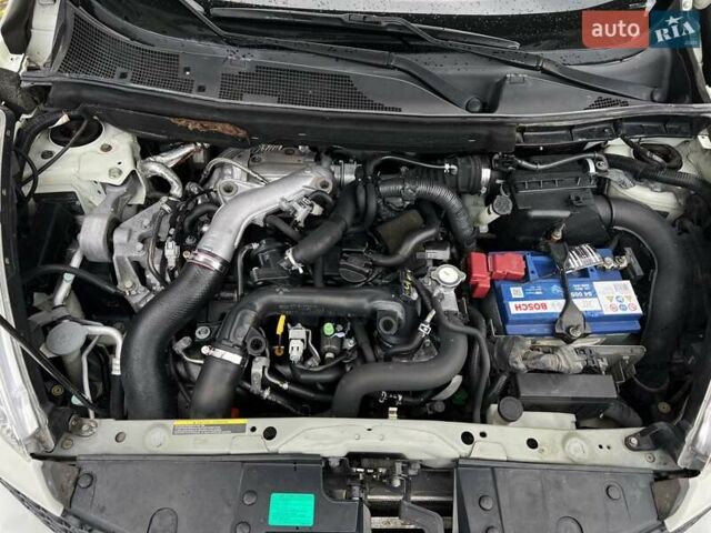 Белый Ниссан Жук, объемом двигателя 1.6 л и пробегом 255 тыс. км за 8999 $, фото 56 на Automoto.ua