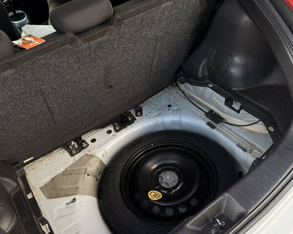 Белый Ниссан Жук, объемом двигателя 1.6 л и пробегом 83 тыс. км за 10300 $, фото 8 на Automoto.ua