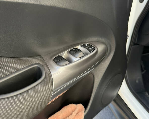 Белый Ниссан Жук, объемом двигателя 1.6 л и пробегом 90 тыс. км за 10499 $, фото 9 на Automoto.ua