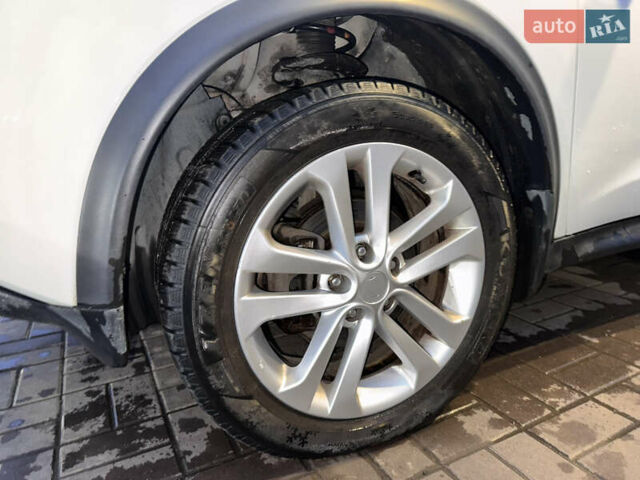 Белый Ниссан Жук, объемом двигателя 1.6 л и пробегом 165 тыс. км за 10700 $, фото 6 на Automoto.ua