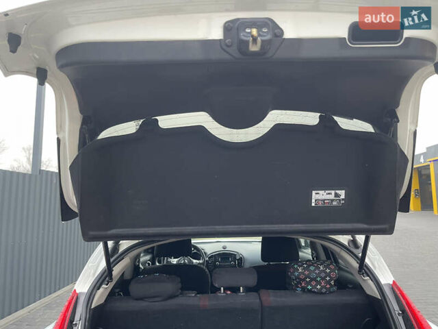 Белый Ниссан Жук, объемом двигателя 1.6 л и пробегом 93 тыс. км за 10399 $, фото 10 на Automoto.ua