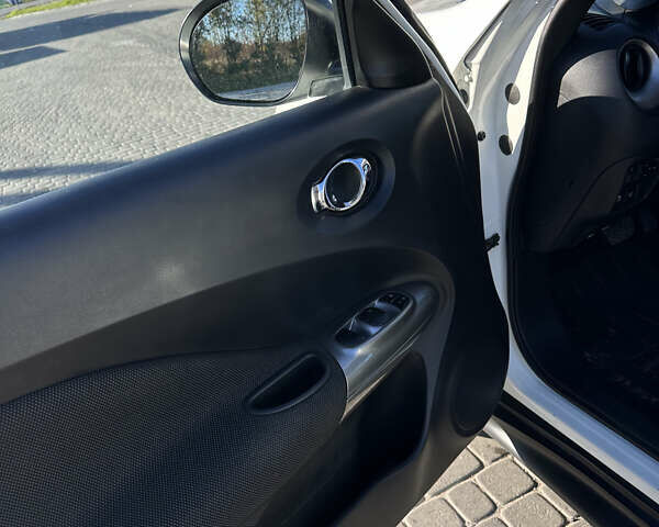 Белый Ниссан Жук, объемом двигателя 1.6 л и пробегом 190 тыс. км за 8500 $, фото 13 на Automoto.ua