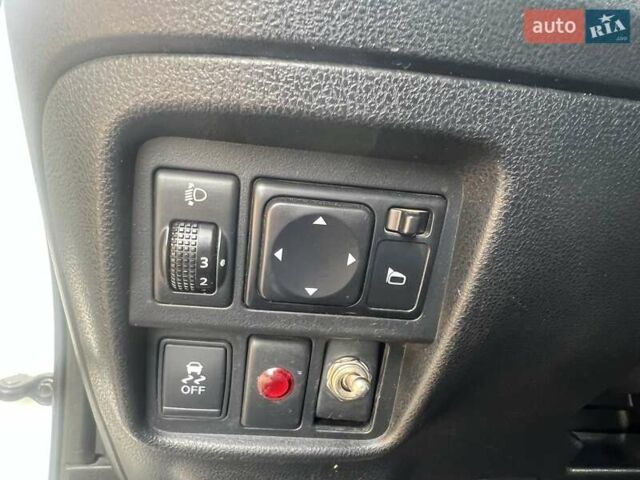 Белый Ниссан Жук, объемом двигателя 1.5 л и пробегом 250 тыс. км за 11100 $, фото 6 на Automoto.ua