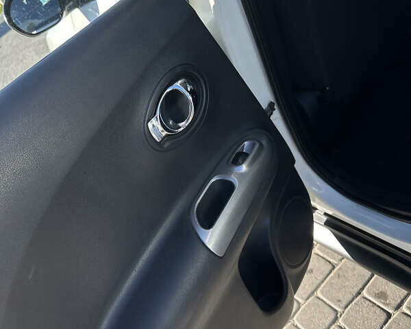 Белый Ниссан Жук, объемом двигателя 1.6 л и пробегом 190 тыс. км за 8500 $, фото 2 на Automoto.ua