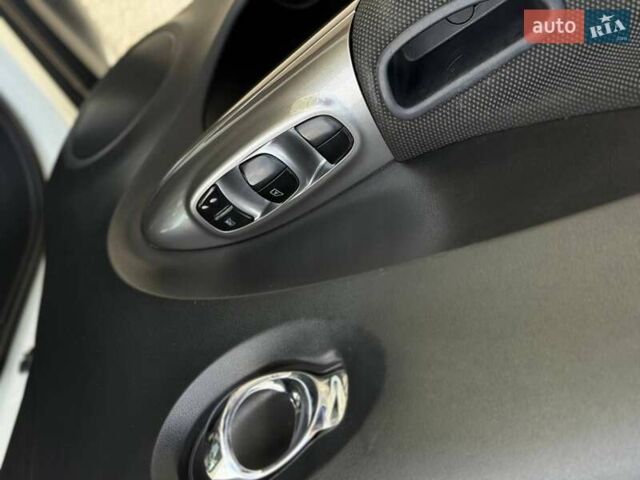 Білий Ніссан Жук, об'ємом двигуна 1.6 л та пробігом 250 тис. км за 10999 $, фото 8 на Automoto.ua