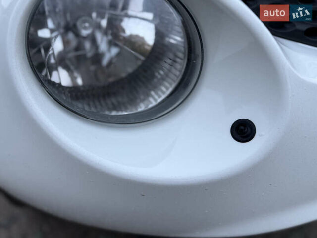 Белый Ниссан Жук, объемом двигателя 1.6 л и пробегом 133 тыс. км за 9800 $, фото 12 на Automoto.ua