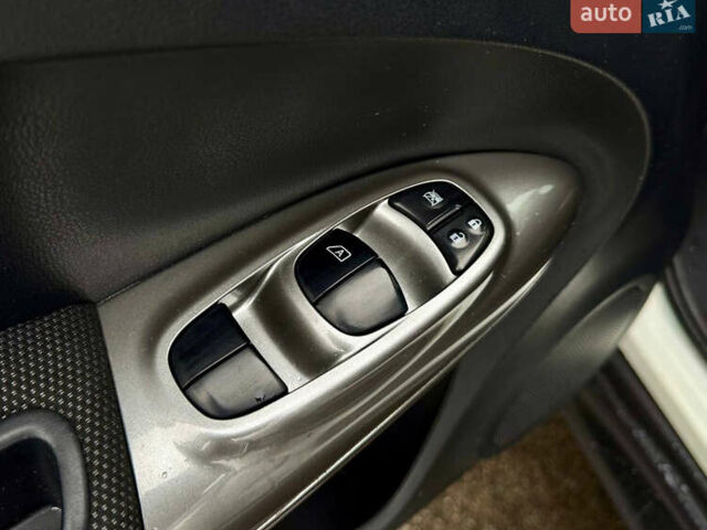 Белый Ниссан Жук, объемом двигателя 1.6 л и пробегом 175 тыс. км за 9500 $, фото 18 на Automoto.ua