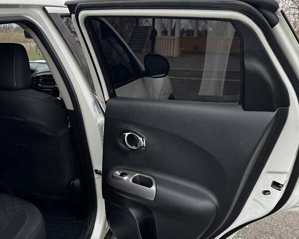 Белый Ниссан Жук, объемом двигателя 1.6 л и пробегом 92 тыс. км за 12999 $, фото 7 на Automoto.ua