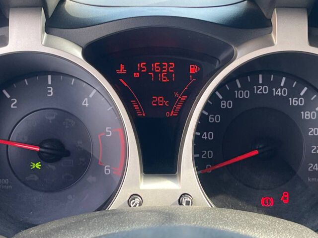 Белый Ниссан Жук, объемом двигателя 1.5 л и пробегом 151 тыс. км за 11000 $, фото 9 на Automoto.ua