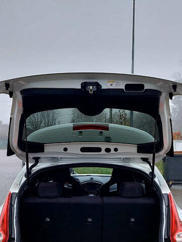 Белый Ниссан Жук, объемом двигателя 1.62 л и пробегом 180 тыс. км за 12500 $, фото 6 на Automoto.ua