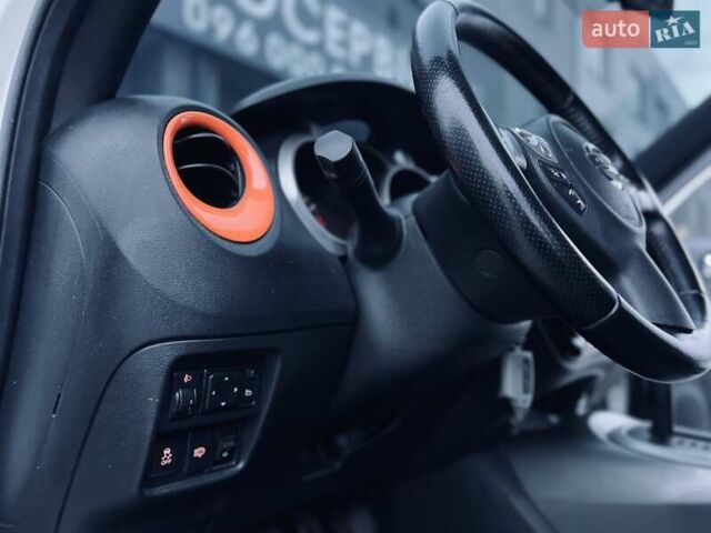 Белый Ниссан Жук, объемом двигателя 1.6 л и пробегом 107 тыс. км за 8999 $, фото 15 на Automoto.ua