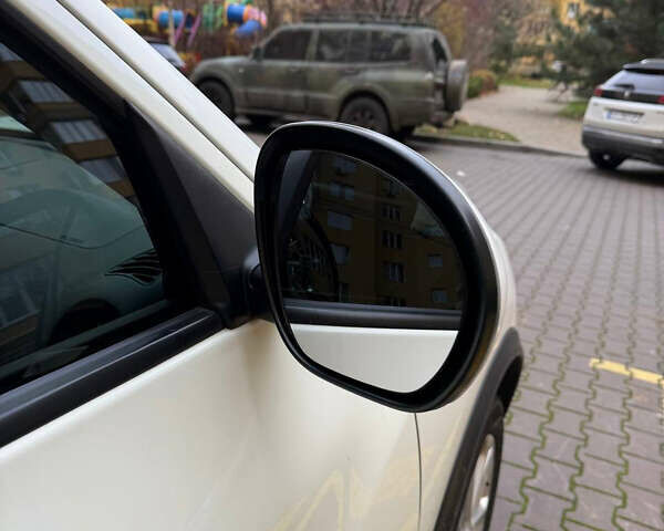 Белый Ниссан Жук, объемом двигателя 1.6 л и пробегом 130 тыс. км за 11600 $, фото 9 на Automoto.ua