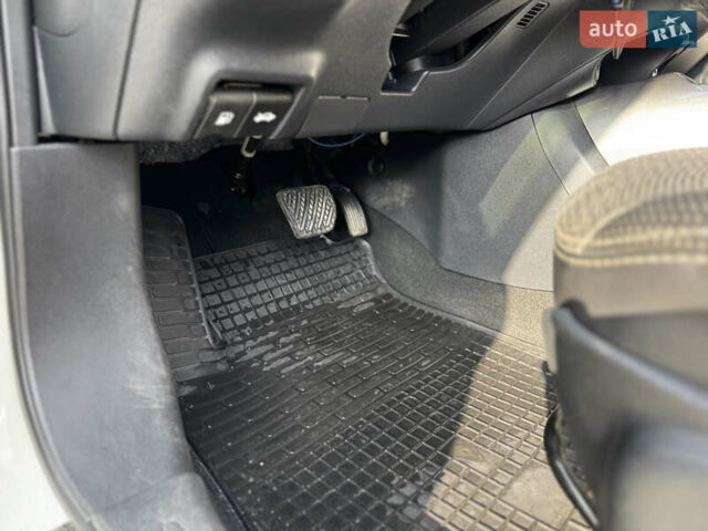 Белый Ниссан Жук, объемом двигателя 1.6 л и пробегом 60 тыс. км за 12999 $, фото 29 на Automoto.ua