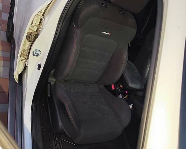 Белый Ниссан Жук, объемом двигателя 1.62 л и пробегом 212 тыс. км за 10500 $, фото 11 на Automoto.ua