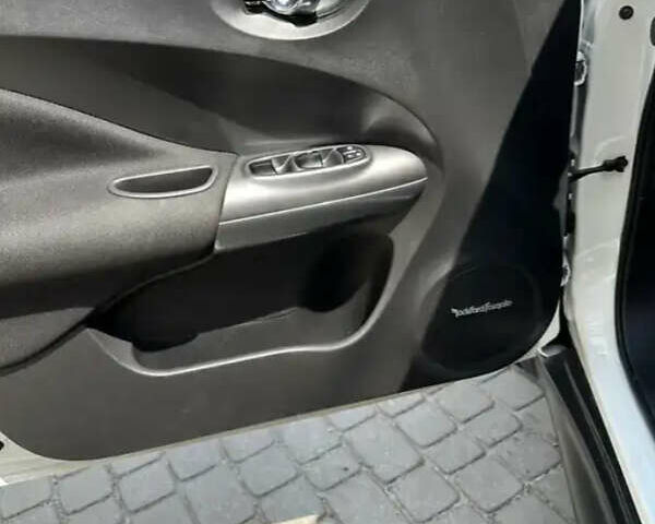 Белый Ниссан Жук, объемом двигателя 1.62 л и пробегом 155 тыс. км за 12500 $, фото 3 на Automoto.ua