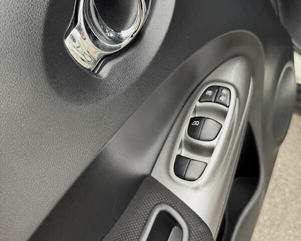 Белый Ниссан Жук, объемом двигателя 1.6 л и пробегом 72 тыс. км за 13700 $, фото 23 на Automoto.ua