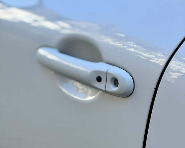 Белый Ниссан Жук, объемом двигателя 1.62 л и пробегом 149 тыс. км за 10300 $, фото 16 на Automoto.ua