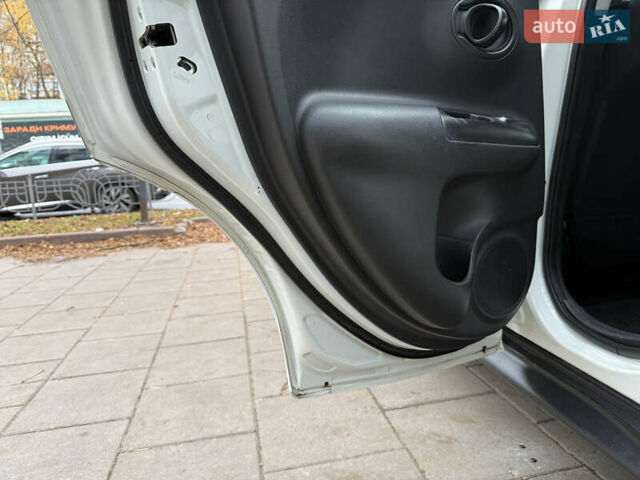 Белый Ниссан Жук, объемом двигателя 1.6 л и пробегом 90 тыс. км за 12900 $, фото 7 на Automoto.ua