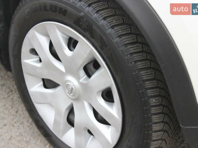 Белый Ниссан Жук, объемом двигателя 1.6 л и пробегом 72 тыс. км за 13999 $, фото 15 на Automoto.ua