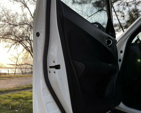 Белый Ниссан Жук, объемом двигателя 1.6 л и пробегом 44 тыс. км за 15750 $, фото 29 на Automoto.ua