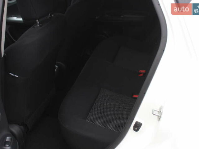 Белый Ниссан Жук, объемом двигателя 1.6 л и пробегом 72 тыс. км за 13999 $, фото 23 на Automoto.ua